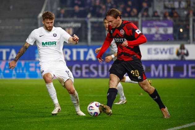 28.11.2025, xavx, Fussball 3.Liga, SV Wehen Wiesbaden - Erzgebirge Aue v.l. Eric Uhlmann (FC Erzgebirge Aue), Ryan Johansson (SV Wehen Wiesbaden) (DFL DFB REGULATIONS PROHIBIT ANY USE OF PHOTOGRAPHS as IMAGE SEQUENCES and or QUASI-VIDEO) Wiesbaden
