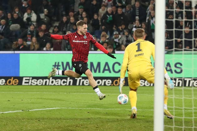 28.11.2025, xtgx, Fussball - 2.Bundesliga Hannover 96 - Karlsruher SC emspor, v.l. Enzo Leopold (Hannover, 8) Torschuss, schiesst den Ball aufs Tor, Schuss (DFL DFB REGULATIONS PROHIBIT ANY USE OF PHOTOGRAPHS as IMAGE SEQUENCES and or QUASI-VIDEO) Hannover