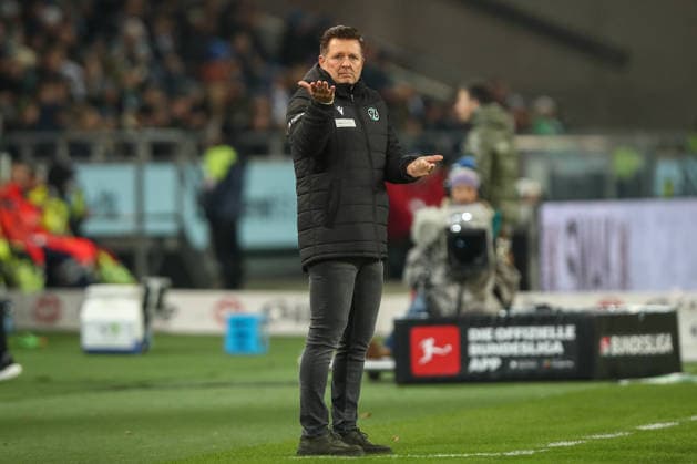 28.11.2025, xtgx, Fussball - 2.Bundesliga Hannover 96 - Karlsruher SC emspor, v.l. Christian Titz (Hannover, Trainer) gibt Anweisungen, gestikuliert mit den Armen, gesticulate, gives instructions (DFL DFB REGULATIONS PROHIBIT ANY USE OF PHOTOGRAPHS as IMAGE SEQUENCES and or QUASI-VIDEO) Hannover