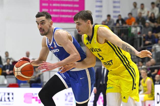 L-R Tomas Satoransky (CZE) and Wilhelm Falk (SWE) in action during the 2027 European Championship, EM, Europameisterschaft men s basketball qualifier, Group H, Czech Republic vs Sweden in Prague, Czech Republic, November 28, 2025. (CTKxPhoto KaterinaxSulova) CTKPhotoP2025112807103  CTKPhotoP2025112807103