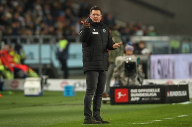28.11.2025, xtgx, Fussball - 2.Bundesliga Hannover 96 - Karlsruher SC emspor, v.l. Christian Titz (Hannover, Trainer) gibt Anweisungen, gestikuliert mit den Armen, gesticulate, gives instructions (DFL DFB REGULATIONS PROHIBIT ANY USE OF PHOTOGRAPHS as IMAGE SEQUENCES and or QUASI-VIDEO) Hannover