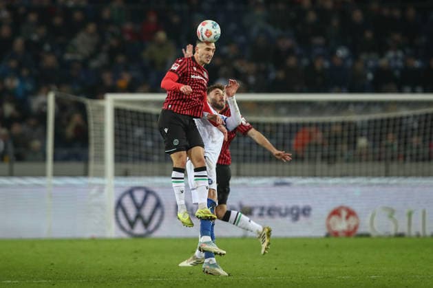 28.11.2025, xtgx, Fussball - 2.Bundesliga Hannover 96 - Karlsruher SC emspor, v.l. Virgil Ghita (Hannover, 5), Nicolai Rapp (Karlsruhe, 6) Zweikampf, Duell, Kampf, tackle (DFL DFB REGULATIONS PROHIBIT ANY USE OF PHOTOGRAPHS as IMAGE SEQUENCES and or QUASI-VIDEO) Hannover