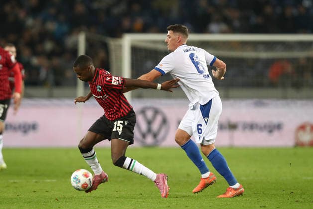 28.11.2025, xtgx, Fussball - 2.Bundesliga Hannover 96 -Karlsruher SC emspor, v.l. Noel Aseko (Hannover, 15), Nicolai Rapp (Karlsruhe, 6) Zweikampf, Duell, Kampf, tackle (DFL DFB REGULATIONS PROHIBIT ANY USE OF PHOTOGRAPHS as IMAGE SEQUENCES and or QUASI-VIDEO) Hannover
