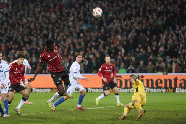 28.11.2025, xtgx, Fussball - 2.Bundesliga Hannover 96 - Karlsruher SC emspor, v.l. Noel Aseko (Hannover, 15) Torschuss, schiesst den Ball aufs Tor, Schuss (DFL DFB REGULATIONS PROHIBIT ANY USE OF PHOTOGRAPHS as IMAGE SEQUENCES and or QUASI-VIDEO) Hannover