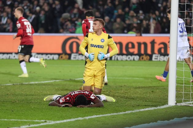 28.11.2025, xtgx, Fussball - 2.Bundesliga Hannover 96 - Karlsruher SC emspor, v.l. Noel Aseko (Hannover, 15) enttaeuscht, schaut enttaeuscht, niedergeschlagen, disappointed (DFL DFB REGULATIONS PROHIBIT ANY USE OF PHOTOGRAPHS as IMAGE SEQUENCES and or QUASI-VIDEO) Hannover