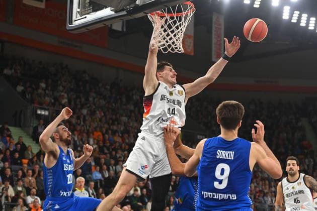 David KRAMER (GER), Aktion,Zweikampf gegen li:Bar Timor (ISR),re: Roman Sorkin (ISR). Basketball Laenderspiel WM Qualifikation Deutschland (GER) - Israel (ISR) am 28.11.2025 rtiopharm Arena Neu-Ulm