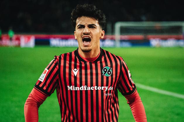 2. Bundesliga: Hannover 96 vs. Karlsruher SC, 28.11.2025 TOR, JUBEL durch Husseyn Chakroun (Hannover 96, 14) 1:0; Fußball, 2. Bundesliga, 14. Spieltag: Hannover 96 vs. Karlsruher SC am 28.11.2025 in der Heinz von Heiden Arena, Hannover DFL REGULATIONS PROHIBIT ANY USE OF PHOTOGRAPHS AS IMAGE SEQUENCES AND OR QUASI-VIDEO.