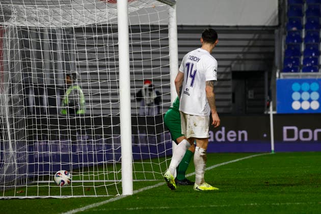 28.11.2025, xavx, Fussball 3.Liga, SV Wehen Wiesbaden - Erzgebirge Aue v.l. Der Ball ist im Tor. 1:1 durch Justin Janitzek (SV Wehen Wiesbaden) (DFL DFB REGULATIONS PROHIBIT ANY USE OF PHOTOGRAPHS as IMAGE SEQUENCES and or QUASI-VIDEO) Wiesbaden