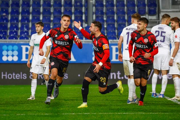 28.11.2025, xavx, Fussball 3.Liga, SV Wehen Wiesbaden - Erzgebirge Aue v.l. Justin Janitzek (SV Wehen Wiesbaden) celebrate the goal, Der Torjubel zum 1:1 (DFL DFB REGULATIONS PROHIBIT ANY USE OF PHOTOGRAPHS as IMAGE SEQUENCES and or QUASI-VIDEO) Wiesbaden