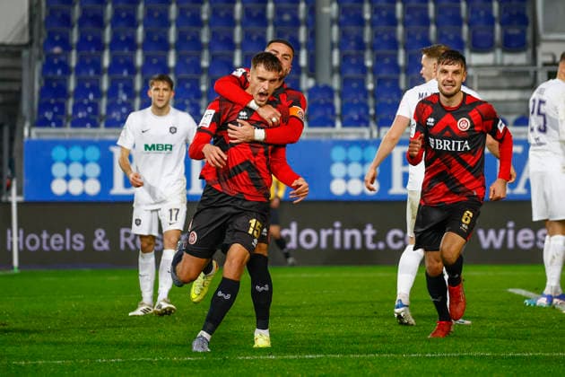 28.11.2025, xavx, Fussball 3.Liga, SV Wehen Wiesbaden - Erzgebirge Aue v.l. Justin Janitzek (SV Wehen Wiesbaden) celebrate the goal, Der Torjubel zum 1:1 (DFL DFB REGULATIONS PROHIBIT ANY USE OF PHOTOGRAPHS as IMAGE SEQUENCES and or QUASI-VIDEO) Wiesbaden
