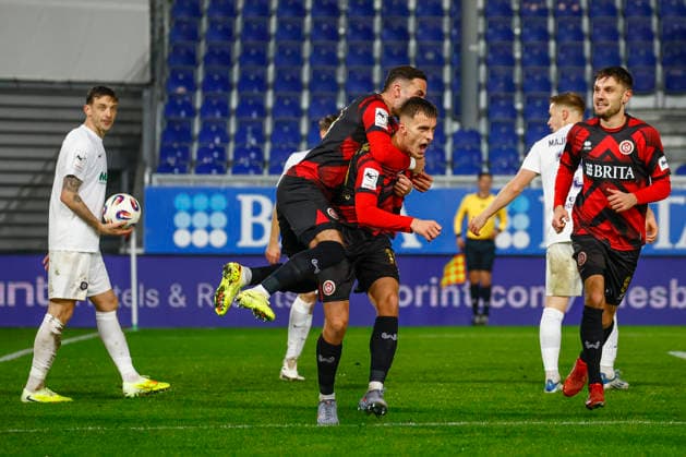 28.11.2025, xavx, Fussball 3.Liga, SV Wehen Wiesbaden - Erzgebirge Aue v.l. Justin Janitzek (SV Wehen Wiesbaden) celebrate the goal, Der Torjubel zum 1:1 (DFL DFB REGULATIONS PROHIBIT ANY USE OF PHOTOGRAPHS as IMAGE SEQUENCES and or QUASI-VIDEO) Wiesbaden