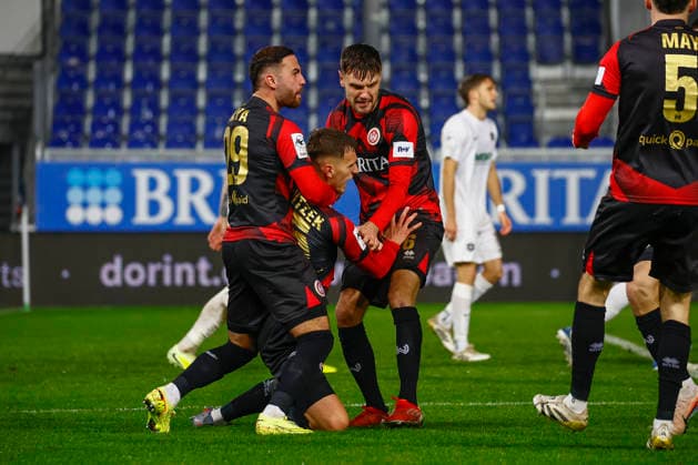 28.11.2025, xavx, Fussball 3.Liga, SV Wehen Wiesbaden - Erzgebirge Aue v.l. Justin Janitzek (SV Wehen Wiesbaden) celebrate the goal, Der Torjubel zum 1:1 (DFL DFB REGULATIONS PROHIBIT ANY USE OF PHOTOGRAPHS as IMAGE SEQUENCES and or QUASI-VIDEO) Wiesbaden