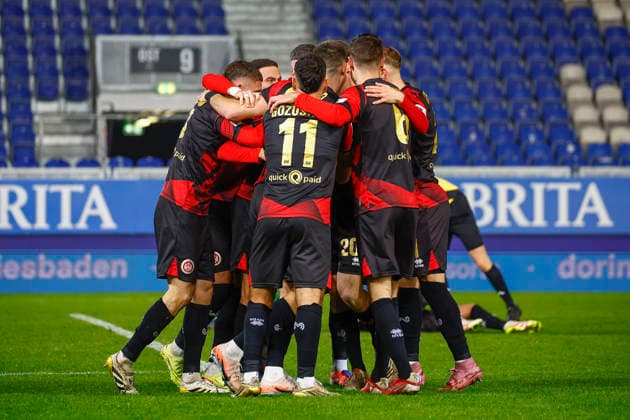 28.11.2025, xavx, Fussball 3.Liga, SV Wehen Wiesbaden - Erzgebirge Aue v.l. Justin Janitzek (SV Wehen Wiesbaden) celebrate the goal, Der Torjubel zum 1:1 (DFL DFB REGULATIONS PROHIBIT ANY USE OF PHOTOGRAPHS as IMAGE SEQUENCES and or QUASI-VIDEO) Wiesbaden