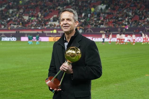 Pokale für die Spielerinnen des Jahres werden übergeben - Kaiserslautern 28.11.2025: Deutschland vs. Spanien, Fritz-Walter-Stadion, Womens UEFA Nations League 2025, Finale, Hinspiel