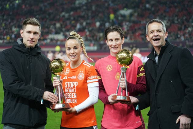Pokale für die Spielerinnen des Jahres werden übergeben an Giulia Gwinn (Deutschland, 7), Torfrau Ann-Katrin Berger (Deutschland, 1) - Kaiserslautern 28.11.2025: Deutschland vs. Spanien, Fritz-Walter-Stadion, Womens UEFA Nations League 2025, Finale, Hinspiel