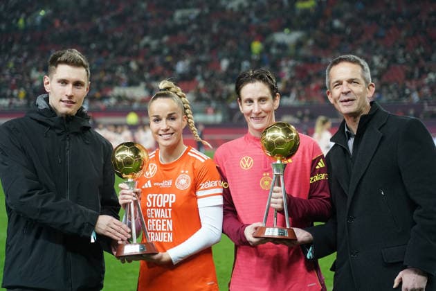 Pokale für die Spielerinnen des Jahres werden übergeben an Giulia Gwinn (Deutschland, 7), Torfrau Ann-Katrin Berger (Deutschland, 1) - Kaiserslautern 28.11.2025: Deutschland vs. Spanien, Fritz-Walter-Stadion, Womens UEFA Nations League 2025, Finale, Hinspiel *** Player of the Year trophies are presented to Giulia Gwinn Germany, 7 , Goalkeeper Ann Katrin Berger Germany, 1 Kaiserslautern 28 11 2025 Germany vs Spain, Fritz Walter Stadion, Womens UEFA Nations League 2025, Final, First leg