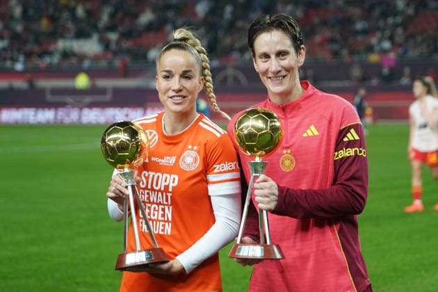 Pokale für die Spielerinnen des Jahres werden übergeben an Giulia Gwinn (Deutschland, 7), Torfrau Ann-Katrin Berger (Deutschland, 1) - Kaiserslautern 28.11.2025: Deutschland vs. Spanien, Fritz-Walter-Stadion, Womens UEFA Nations League 2025, Finale, Hinspiel