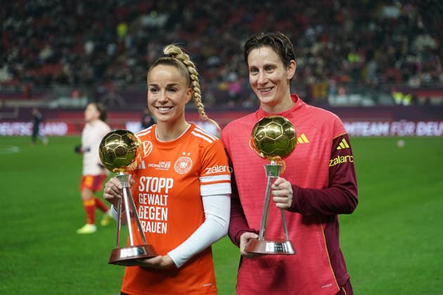 Pokale für die Spielerinnen des Jahres werden übergeben an Giulia Gwinn (Deutschland, 7), Torfrau Ann-Katrin Berger (Deutschland, 1) - Kaiserslautern 28.11.2025: Deutschland vs. Spanien, Fritz-Walter-Stadion, Womens UEFA Nations League 2025, Finale, Hinspiel