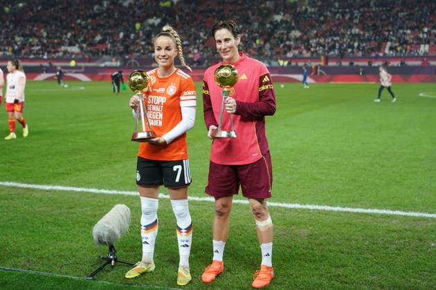 Pokale für die Spielerinnen des Jahres werden übergeben an Giulia Gwinn (Deutschland, 7), Torfrau Ann-Katrin Berger (Deutschland, 1) - Kaiserslautern 28.11.2025: Deutschland vs. Spanien, Fritz-Walter-Stadion, Womens UEFA Nations League 2025, Finale, Hinspiel