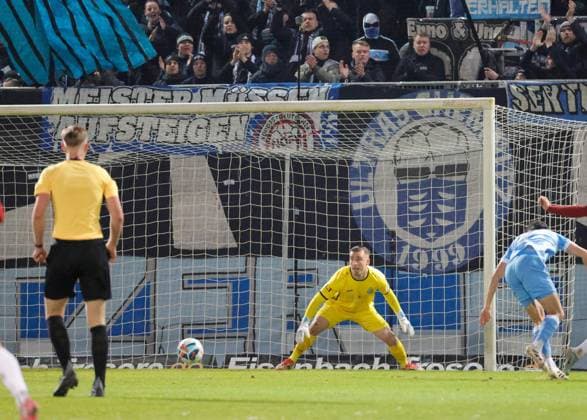 CFC vs BFC Dynamo 28.11.2025, Chemnitz, eins Stadion- An der Gellertstrasse, Fussball, Regionalliga Nordost, Saison 2025 2026, 17. Spieltag, CFC, CFC vs BFC Dynamo Tor für den BFC durch Willi Reinecke Chemnitz Sachsen BRD