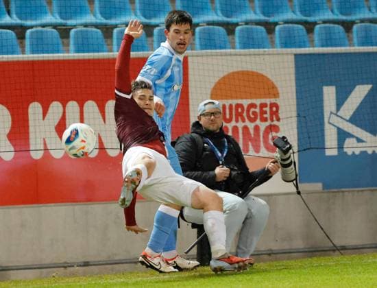 CFC vs BFC Dynamo 28.11.2025, Chemnitz, eins Stadion- An der Gellertstrasse, Fussball, Regionalliga Nordost, Saison 2025 2026, 17. Spieltag, CFC, CFC vs BFC Dynamo Kampf um den Ball Chemnitz Sachsen BRD