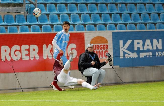 CFC vs BFC Dynamo 28.11.2025, Chemnitz, eins Stadion- An der Gellertstrasse, Fussball, Regionalliga Nordost, Saison 2025 2026, 17. Spieltag, CFC, CFC vs BFC Dynamo Kampf um den Ball Chemnitz Sachsen BRD