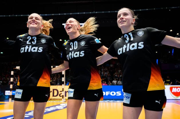 Handball, Frauen WM, Gruppe C: Uruguay - Deutschland Annika Lott (Deutschland), Jenny Behrend (Deutschland), Alexia Hauf (Deutschland) Schlussjubel Schlußjubel Emotion Freude Stuttgart Porsche Arena Baden-Württemberg Deutschland