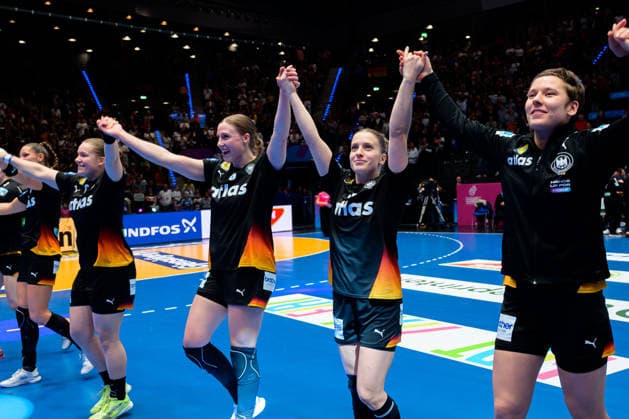 Handball, Frauen WM, Gruppe C: Uruguay - Deutschland Nina Engel (Deutschland), Alexia Hauf (Deutschland) Schlussjubel Schlußjubel Emotion Freude Stuttgart Porsche Arena Baden-Württemberg Deutschland