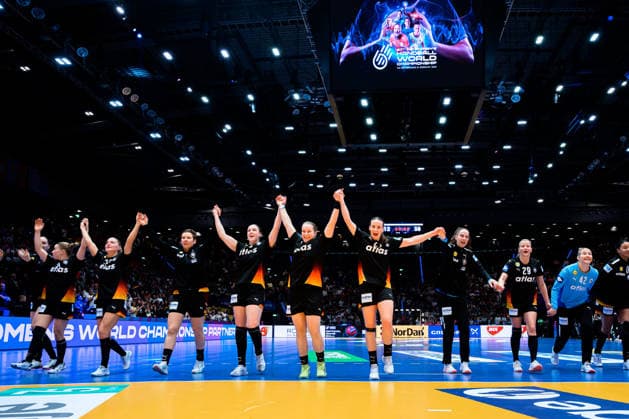 Handball, Frauen WM, Gruppe C: Uruguay - Deutschland die Mannschaft von Deutschland Schlussjubel Schlußjubel Emotion Freude Stuttgart Porsche Arena Baden-Württemberg Deutschland