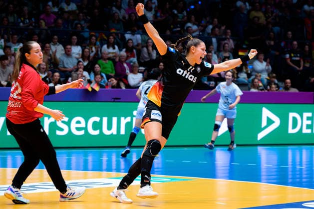Handball, Frauen WM, Gruppe C: Uruguay - Deutschland Xenia Smits (Deutschland) Jubel Freude Emotion Torjubel Torschuetze Torschütze Stuttgart Porsche Arena Baden-Württemberg Deutschland