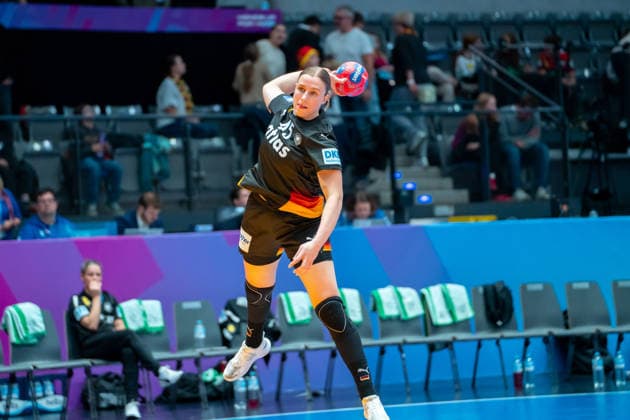 Handball I Frauen I Weltmeisterschaft I Vorrunde I 2. Spieltag I Uruguay - Deutschland I 28.11.2025 Jolina Huhnstock (45, Deutschland) im Wurf Stuttgart Porsche Arena Baden-Württemberg Deutschland Copyright: xLobeca MaxxPetershansx