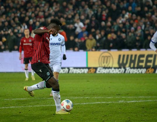 Deutschland: Fussball 2.Bundesliga 2025 26, 14. Spieltag - Hannover 96 vs Karlsruher SC - Heinz von Heiden Arena Stadion (Hannover): Mustapha Bundu (Hannover 96, 7) Hannover