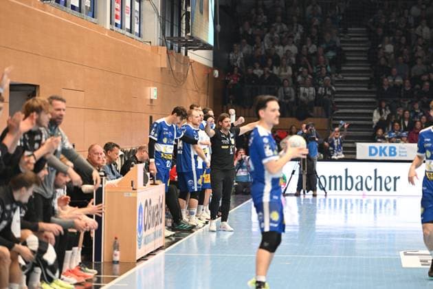 RECORD DATE NOT STATED Sebastian Hinze (999; ThSV Eisenach) gibt Anweisungen an Moritz Ende (21; ThSV Eisenach) am Spielfeldrand Trainer Sebastian Hinze (999; ThSV Eisenach) gibt Anweisungen Copyright: xspeedshotIPTCxTESTx