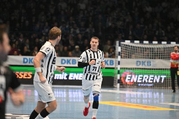 RECORD DATE NOT STATED Elias Skipagotu (71; THW Kiel) in Aktion auf dem Spielfeld Spieler Elias Skipagotu (71; THW Kiel) in Aktion Copyright: xspeedshotIPTCxTESTx