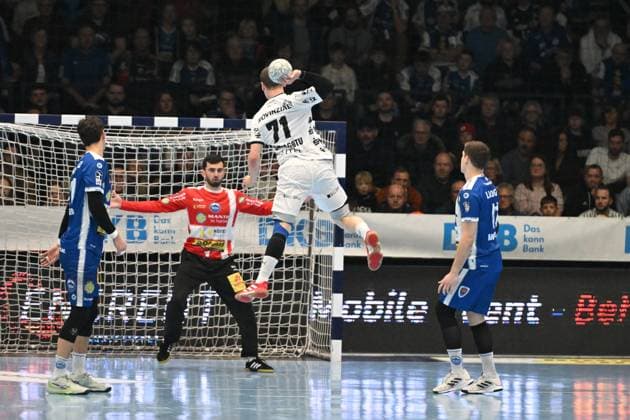 RECORD DATE NOT STATED Elias Ellefsen á Skipagøtu (71; THW Kiel) wirft aufs Tor, während Matija Spikic (1; ThSV Eisenach) im Tor steht Torwurf von Elias Ellefsen á Skipagøtu (71; THW Kiel) Copyright: xspeedshotIPTCxTESTx