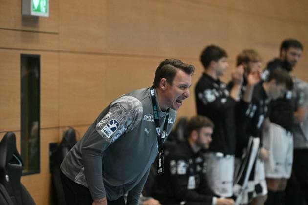 RECORD DATE NOT STATED Filip Jicha (999; THW Kiel) gibt Anweisungen an sein Team Trainer Filip Jicha (999; THW Kiel) gibt Anweisungen Copyright: xspeedshotIPTCxTESTx