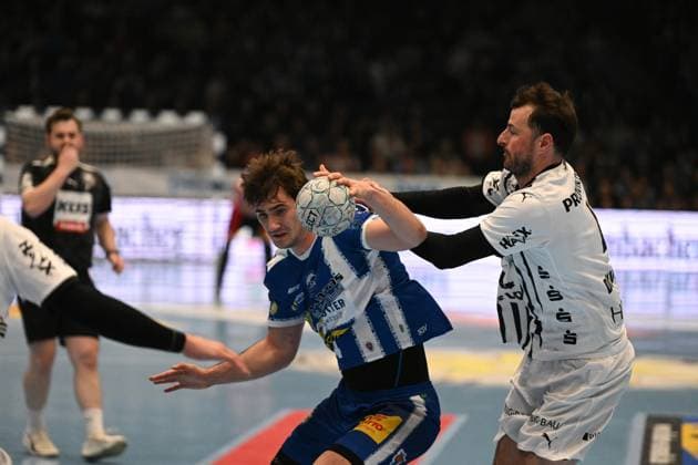 RECORD DATE NOT STATED Domagoj Duvnjak (4; THW Kiel) verteidigt gegen Stephan Seitz (44; ThSV Eisenach) mit Ball Verteidigung von Domagoj Duvnjak (4; THW Kiel) gegen Stephan Seitz (44; ThSV Eisenach) Copyright: xspeedshotIPTCxTESTx