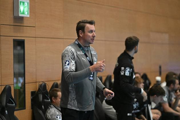 RECORD DATE NOT STATED Filip Jicha (999; THW Kiel) gibt Anweisungen an der Seitenlinie Trainer Filip Jicha (999; THW Kiel) gibt Anweisungen Copyright: xspeedshotIPTCxTESTx