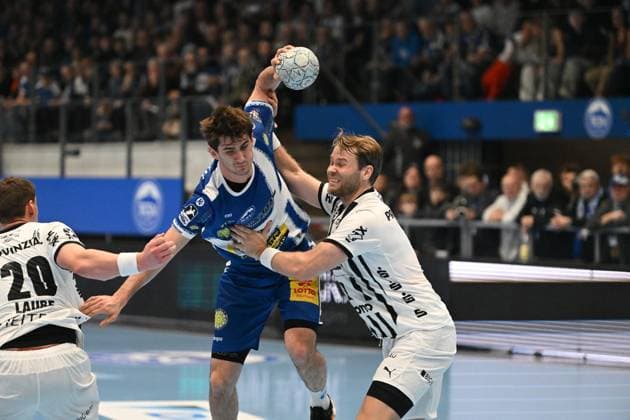 RECORD DATE NOT STATED Stephan Seitz (44; ThSV Eisenach) kämpft um den Ball gegen Petter Overby (11; THW Kiel) Zweikampf zwischen Stephan Seitz (44; ThSV Eisenach) und Petter Overby (11; THW Kiel) Copyright: xspeedshotIPTCxTESTx