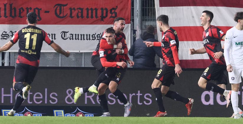 Wiesbaden, 28.11.2025, BRita Arena, Fußball, 3.Liga, 16.Spieltag , SV Wehen Wiesbaden vs. FC Erzgebirge Aue , Im Bild; Tor für Wiesbaden. Justin Janitzek ( 15, Wehen) trifft zum 1:1 Ausgleich und jubelt mit den Teamkollegen. , Nur für journalistische Zwecke. Only for editorial use! , DFB DFL regulations prohibit any use of photographs as image sequences and or quasi-video. ,