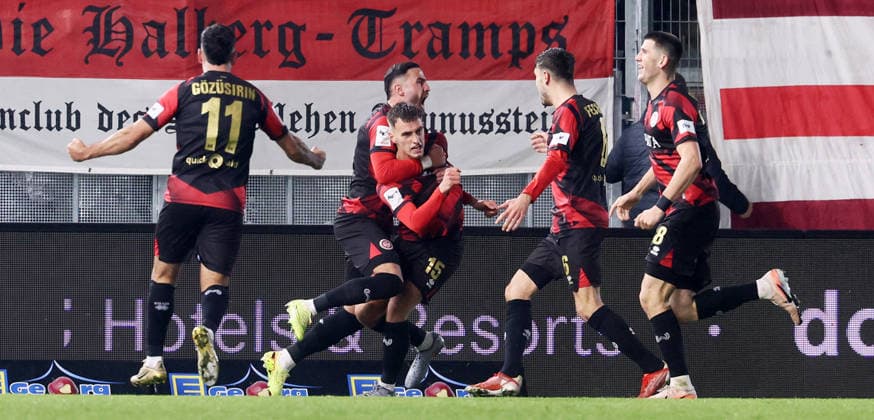 Wiesbaden, 28.11.2025, BRita Arena, Fußball, 3.Liga, 16.Spieltag , SV Wehen Wiesbaden vs. FC Erzgebirge Aue , Im Bild; Tor für Wiesbaden. Justin Janitzek ( 15, Wehen) trifft zum 1:1 Ausgleich und jubelt mit den Teamkollegen. , Nur für journalistische Zwecke. Only for editorial use! , DFB DFL regulations prohibit any use of photographs as image sequences and or quasi-video. ,