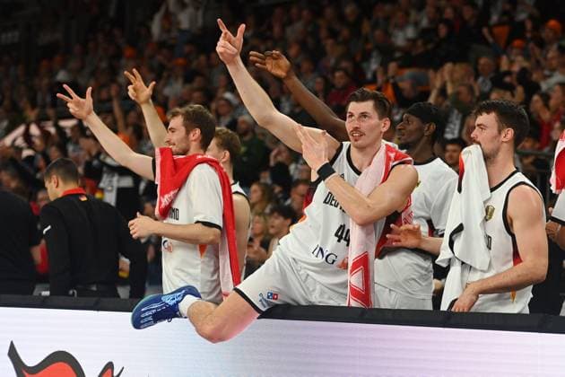 Deutsche Bank,Spieler GER, Jubel,Freude,Begeisterung, David KRAMER (GER), Basketball Laenderspiel WM Qualifikation Deutschland (GER) - Israel (ISR) am 28.11.2025 rtiopharm Arena Neu-Ulm Â