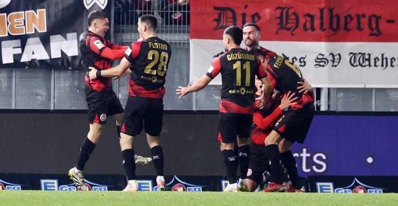 Wiesbaden, 28.11.2025, BRita Arena, Fußball, 3.Liga, 16.Spieltag , SV Wehen Wiesbaden vs. FC Erzgebirge Aue , Im Bild; Tor für Wiesbaden. Justin Janitzek ( 15, Wehen) trifft zum 1:1 Ausgleich und jubelt mit den Teamkollegen. , Nur für journalistische Zwecke. Only for editorial use! , DFB DFL regulations prohibit any use of photographs as image sequences and or quasi-video. ,