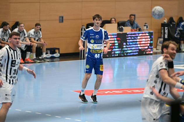 RECORD DATE NOT STATED Stephan Seitz (44; ThSV Eisenach) und Lukas Laube (20; THW Kiel) positionieren sich auf dem Spielfeld Spieler Stephan Seitz (44; ThSV Eisenach) und Lukas Laube (20; THW Kiel) auf dem Feld Copyright: xspeedshotIPTCxTESTx