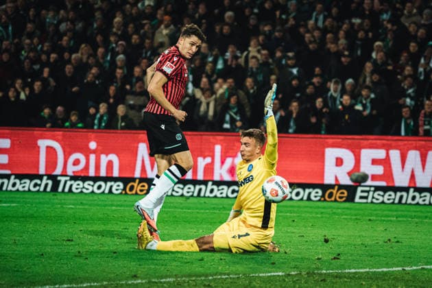 2. Bundesliga: Hannover 96 vs. Karlsruher SC, 28.11.2025 TOR, JUBEL durch Benedikt Pichler (Hannover 96, 11) 2:0; Fußball, 2. Bundesliga, 14. Spieltag: Hannover 96 vs. Karlsruher SC am 28.11.2025 in der Heinz von Heiden Arena, Hannover DFL REGULATIONS PROHIBIT ANY USE OF PHOTOGRAPHS AS IMAGE SEQUENCES AND OR QUASI-VIDEO.