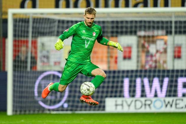 EMMEN , 28 11-2025 , Stadium Oude Meerdijk , season 2025 2026 , Dutch Keuken Kampioen Divisie football , match between FC Emmen and Jong AZ , picture shows FC Emmen goalkeeper Luca Unbehaun Emmen - Jong AZ  x32233595x Copyright: