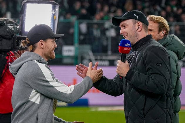 Deutschland: Fussball Bundesliga 2025 26, 12. Spieltag - Borussia Mönchengladbach vs RB Leipzig - Borussia-Park (Mönchengladbach): Ole Werner (Trainer, RB Leipzig) und Eugen Polanski (Trainer, Borussia Mönchengladbach) Mönchengladbach Nordrhein-Westfalen Deutschland Copyright: xJOERANxSTEINSIEKx