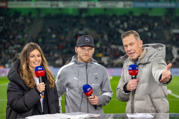 28.11.2025, Fussball: 1. Bundesliga, Saison 2025 2026, 12. Spieltag, Borussia Moenchengladbach - RB Leipzig im Borussia Park in Moenchengladbach. Eugen Polanski (Borussia Moenchengladbach, Trainer) im Interview bei Sky Daneben Erik Meijer (Fussballexperte). Wichtiger Hinweis: Gemaess den Vorgaben der DFL Deutsche Fussball Liga bzw. des DFB Deutscher Fussball-Bund ist es untersagt, in dem Stadion und oder vom Spiel angefertigte Fotoaufnahmen in Form von Sequenzbildern und oder videoaehnlichen Fotostrecken zu verwerten bzw. verwerten zu lassen. Foto: Kirchner-Media Thomas Haesler Copyright: xKirchner-Media ThomasxHaeslerx