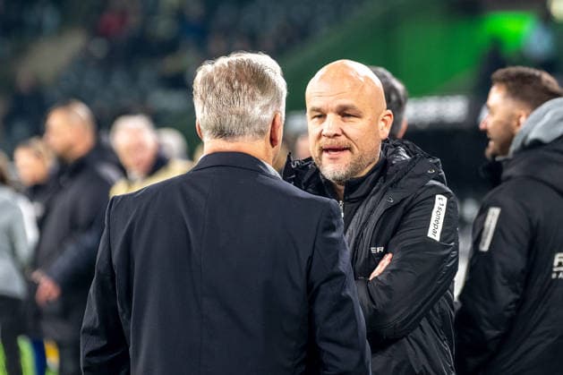 28.11.2025, Fussball: 1. Bundesliga, Saison 2025 2026, 12. Spieltag, Borussia Moenchengladbach - RB Leipzig im Borussia Park in Moenchengladbach. Rouven Schroeder (Borussia Moenchengladbach, Sportchef) im Gespraech mit Dr. Stefan Stegemann (Borussia Moenchengladbach, Geschaeftsfuehrer). Wichtiger Hinweis: Gemaess den Vorgaben der DFL Deutsche Fussball Liga bzw. des DFB Deutscher Fussball-Bund ist es untersagt, in dem Stadion und oder vom Spiel angefertigte Fotoaufnahmen in Form von Sequenzbildern und oder videoaehnlichen Fotostrecken zu verwerten bzw. verwerten zu lassen. Foto: Kirchner-Media Thomas Haesler Copyright: xKirchner-Media ThomasxHaeslerx