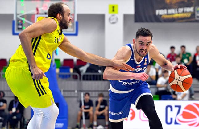 L-R Denzel Andersson (SWE) and Tomas Satoransky (CZE) in action during the 2027 European Championship, EM, Europameisterschaft men s basketball qualifier, Group H, Czech Republic vs Sweden in Prague, Czech Republic, November 28, 2025. (CTKxPhoto KaterinaxSulova) CTKPhotoP2025112807286  CTKPhotoP2025112807286